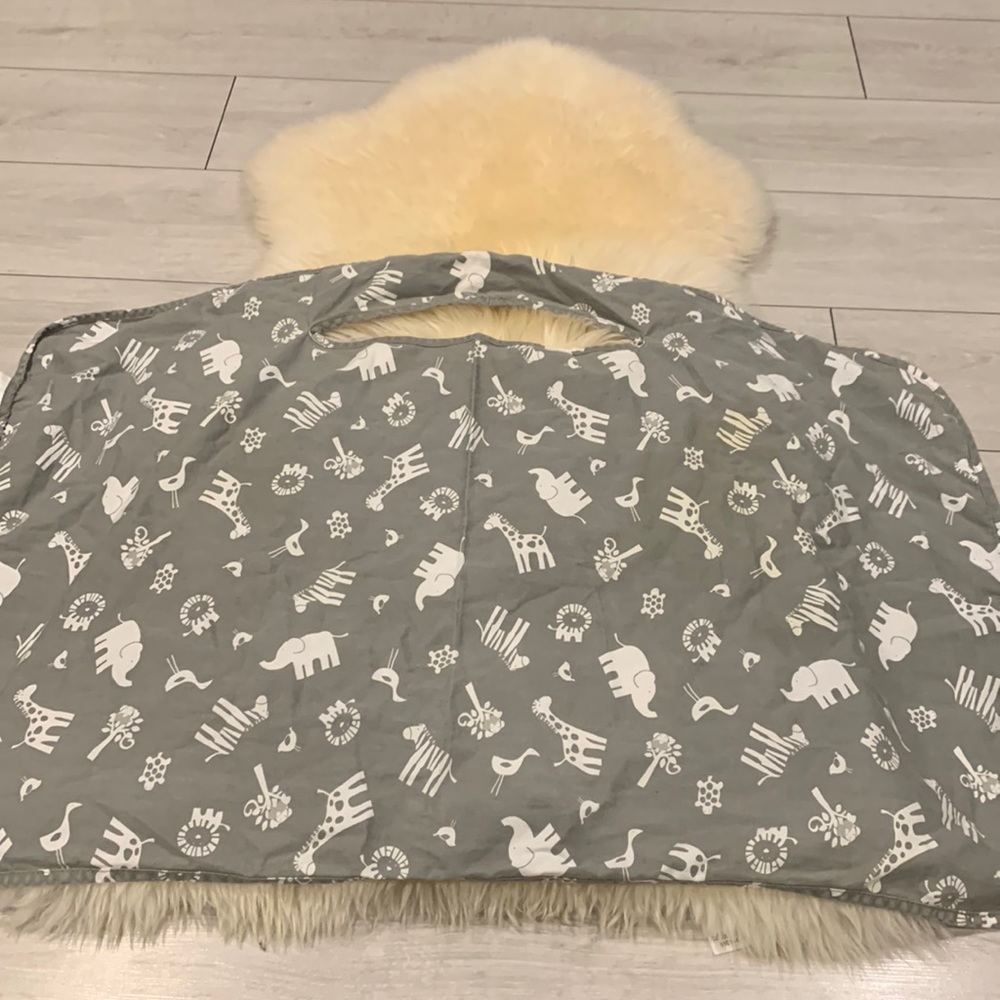 Breast-Feeding Cover in Gray Animal Print